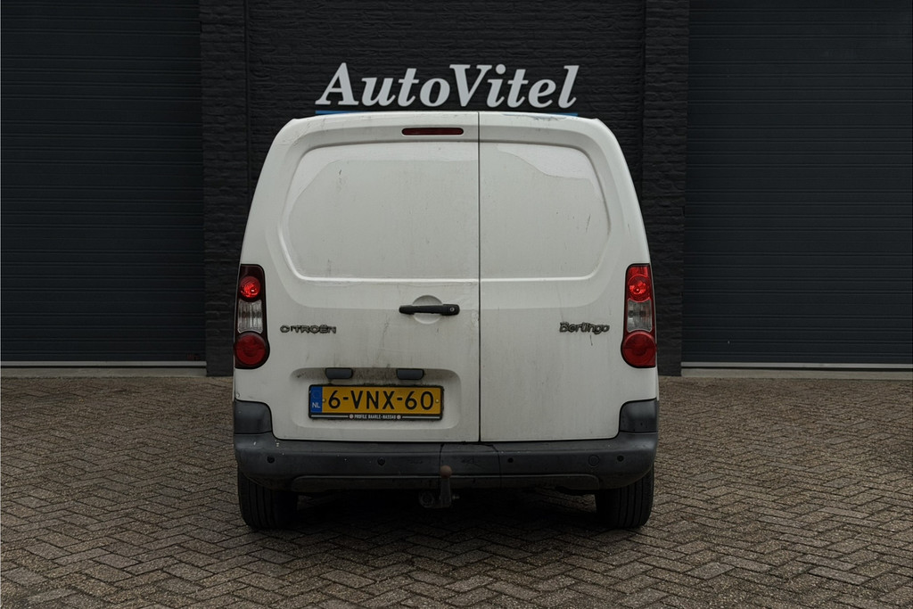 53571500-6.jpg